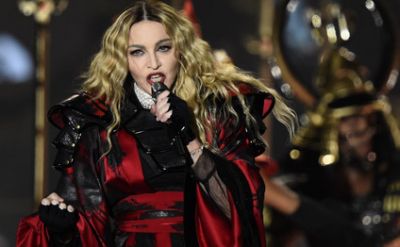 Madonna səhnədə hamını ağlatdı - VİDEO