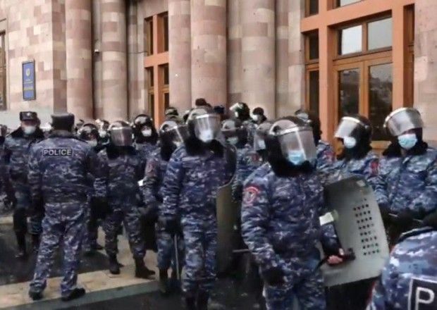 Polis hökumət binasını nəzarətə götürdü - Ermənistanda