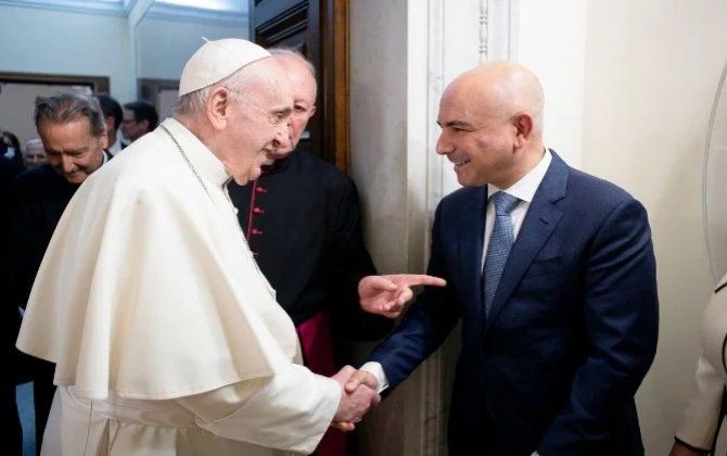 Vatikan lideri qondarma "erməni soyqırımı" haqda film çəkən erməniyə medal verdi...
