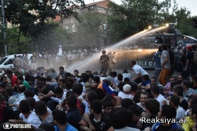 Ermənistan polisi etirazçıları hədələd