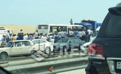 Bakıda dəhşətli qəza: Sərnişin avtobusu "KamAZ"la toqquşdu, ölən var