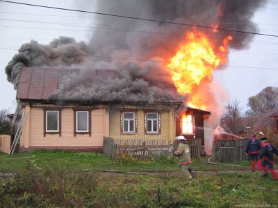 Suraxanıda ev yandı