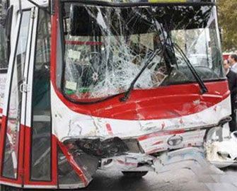 Bakıda sərnişin avtobusu ilə yük maşını toqquşdu: 3 yaralı - VİDEO