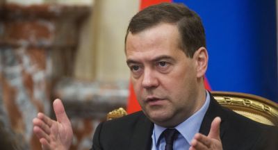 Medvedev: "Biz rüşvət veririksə, Kiyev və BVF də oğurluq edir"