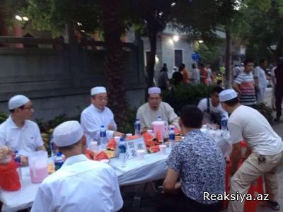 Çində Uyğurlar iftar süfrəsində - FOTOLAR