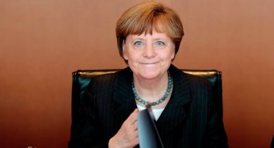 Merkelin rəngli kostyumları - VİDEO