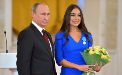 Putin “Puşkin” medalını Leyla Əliyevaya təqdim etdi