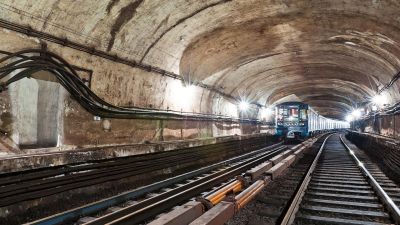 Bakı metrosunda problem - qatar tuneldə qaldı