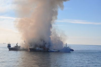 İtkin düşən neftçilərin axtarışı davam edir - Yanğın hələ söndürülməyib