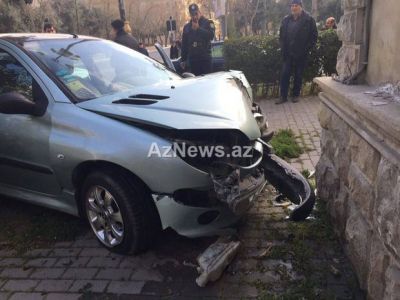 Gənc xanım avtomobilini binaya çırpdı - Bakıda - FOTOLAR