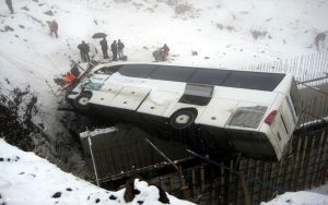 Sərnişin avtobusu aşdı - 9 ölü, 30 yaralı