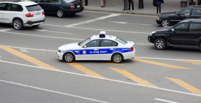 Qırmızı işıqdan keçən yol polisi işdən qovuldu - VİDEO