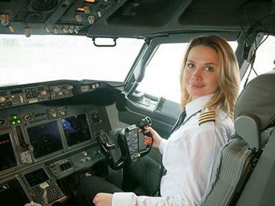 Məşhur aviaşirkətin ilk qadın pilotu