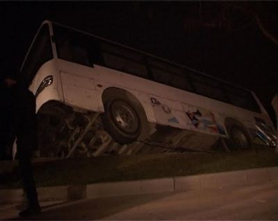 Bakıda sərnişin avtobusu qəzaya uğrayıb - VİDEO