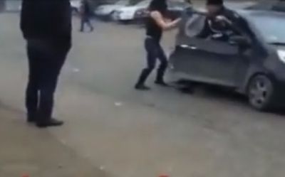 Bakıda yol polisi qadın sürücü ilə belə dava etdi - VİDEO