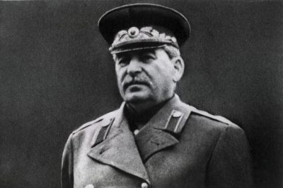 Stalin: “İç bunu, lənətə gəlmiş...”