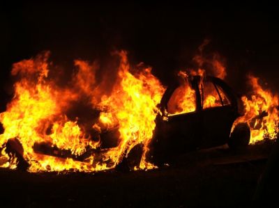 Bakıda avtomobil yanıb, xəsarət alanlar var