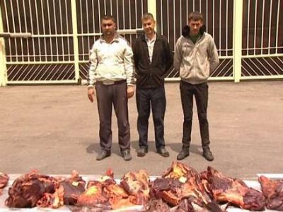 Ağdaşda 945 kiloqram keyfiyyətsiz at əti satmaq istəyənlər tutulub - FOTOLAR