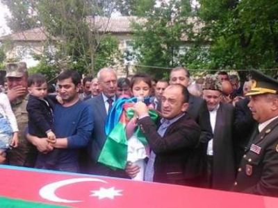 Şəhid kapitanın qızı hər kəsi göz yaşına boğdu - VİDEO