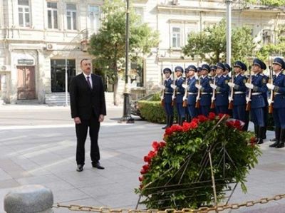 İlham Əliyev Cümhuriyyət abidəsini ziyarət etdi