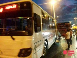 Bakıda yük maşını avtobusa çırpıldı: yaralılar var