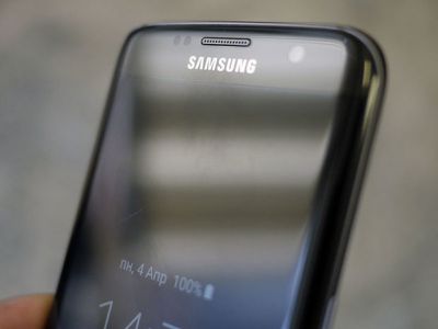 “Samsung” düz ekranlı smartfonlardan imtina edir