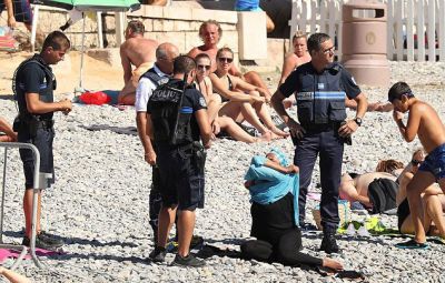 Fransa polisi hicablı qadını çimərlikdə zorla soyundurdu