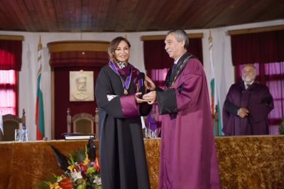 Birinci xanım Mehriban Əliyevaya Veliko Tırnovo şəhərində fəxri vətəndaş və fəxri doktor diplomları təqdim edilib - FOTOLAR