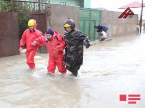 Bakıda FHN su basan ərazilərdən əhalini təxliyə edir