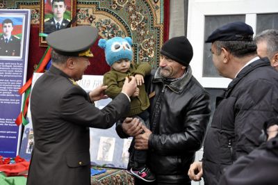 Şəhid zabitin medalı iki yaşlı oğluna verildi