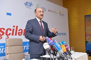 Nazir ölkə vətəndaşlarını xarici turistlərə qarşı anlayışlı olmağa çağırıb