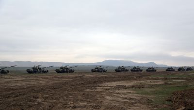 Təlimə cəlb edilmiş tank hərbi hissələri tapşırıqları yerinə yetirirlər - VİDEO