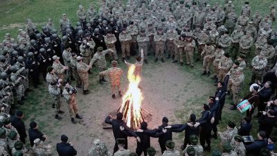 Müdafiə Nazirliyinin rəhbərliyi Yel çərşənbəsini təlimlərdə iştirak edən şəxsi heyətlə keçirib - VİDEO