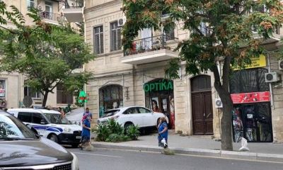 Bakıda "Leksus" aptekə girdi - Foto