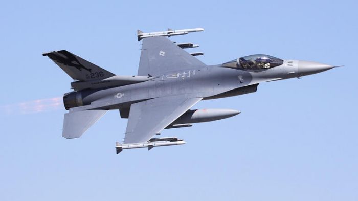 Belçikaya aid F-16 Niderlandda qəzaya uğradı