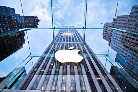“Apple” dünyanın bazar qiyməti 3 trilyon dolları keçən ilk şirkəti olub