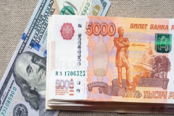 Rusiyada satılmayan dollar kəskin ucuzlaşdı
