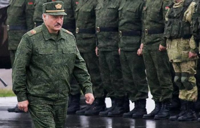 Lukaşenko hərbçilərə vətəndaşa qarşı silah işlətmək hüququ verdi