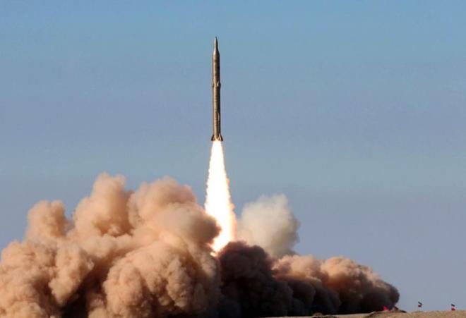 İran uzaqmənzilli ballistik raketini sınaqdan keçirdi