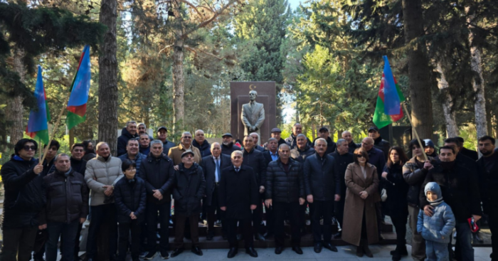 "Xalq Hərəkatı"nın fəalları Əbülfəz Elçibəyin məzarı önündə - FOTOLAR