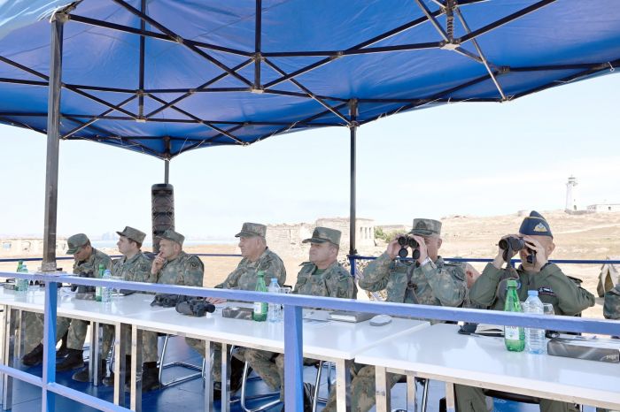 Generallar döyüş atışlı taktiki təlimi izlədilər