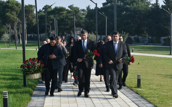 Yasamalın icra başçısı şəhidlərin il mərasimlərində iştirak edib - FOTOLAR